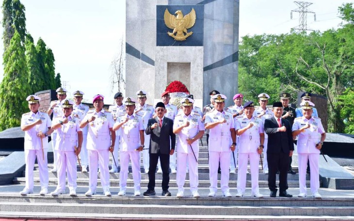 Danpuspenerbal Laksda TNI Sisyani Jaffar foto bersama ziarah rombongan di TMP jelang Hari Armada RI, Selasa (3/12)