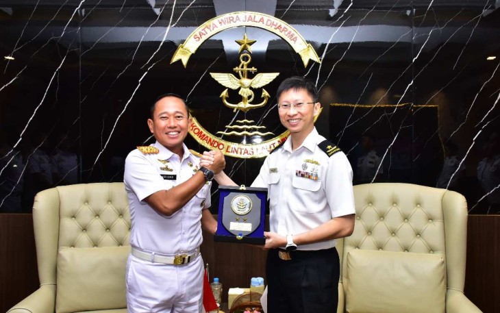 Pangkolinlamil Laksda TNI Hudiarto Krisno Utomo saat menerima cenderamata 