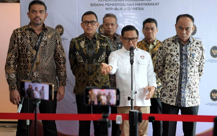 Menko Bidang Pemberdayaan Masyarakat, Muhaimin Iskandar bersama Menkop Budi Arie Setiadi memberikan keterangan pers di Jakarta, Selasa (3/12)