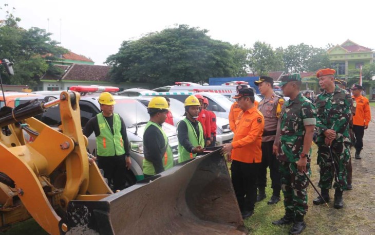 Dandim 0803/Madiun Letkol Kav Widhi Bayu Sudibyo pengecekan alat kesiapan siagaan bencana, Rabu (4/12)