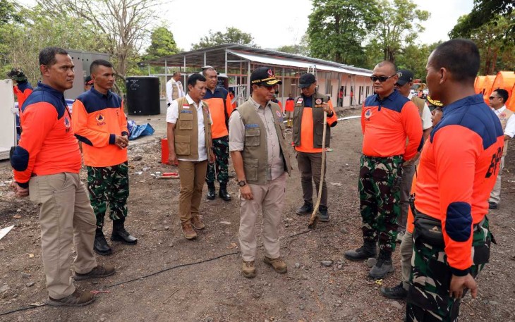 Kepala Badan Nasional Penanggulangan Bencana (BNPB) Letjen TNI Dr. Suharyanto S.Sos., M.M., (tengah kacamata) beserta rombongan saat meninjau pembangunan hunian sementara (huntara) bagi warga terdampak erupsi Gunungapi Lewotobi Laki-Laki yang sedang dikerjakan oleh 200 prajurit TNI di Desa Konga, Kecamatan Titihena, Kabupaten Flores Timur, Rabu (4/12).
