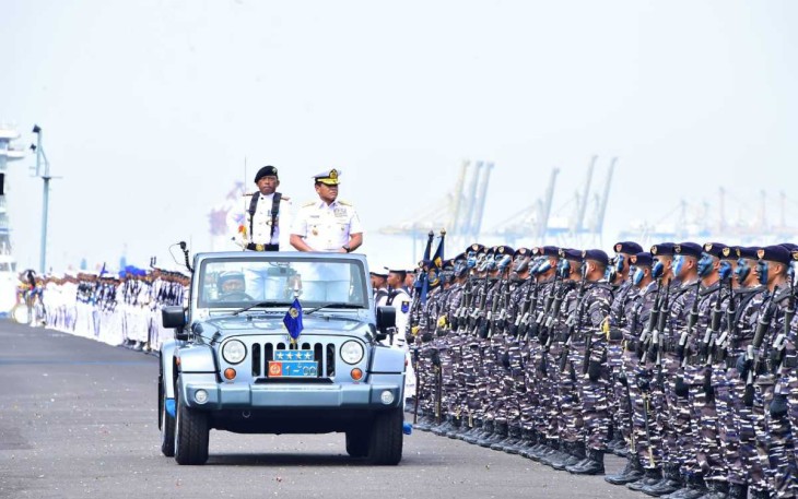 Kasal Laksamana TNI Muhammad Ali saat inspeksi pasukan peringatan Hari Armada RI di Surabaya, Kamis (5/12)