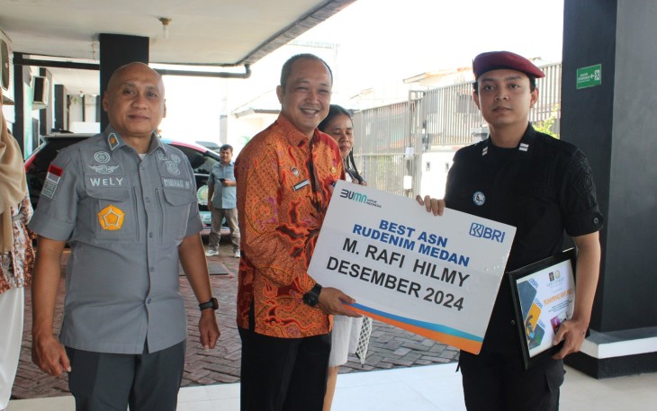 Dipimpin Kadiv Keimigrasian Kemenkumham Sumut Yen Wely Wiguna Rumah Detensi Medan Gelar Apel Pagi Sekaligus Berikan Penghargaan Pegawai Teladan.