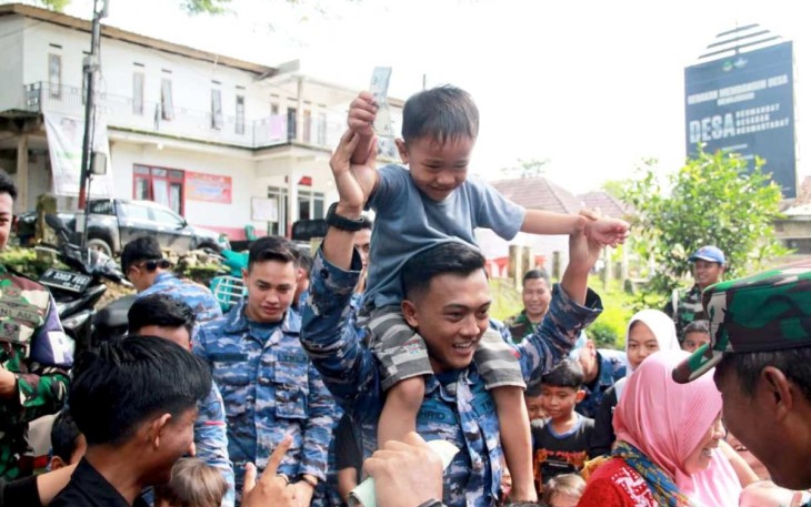 Trauma healing prajurit Lanud Husein Sastranegara untuk anak-anak terdampak bencana alam di Kabupaten Cianjur, Sabtu (7/12)