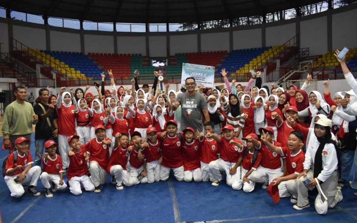 Dandim 0818/Malang-Batu Letkol Inf Yuda Sancoyo foto bersama peserta kompetisi drumband, Minggu (8/12)