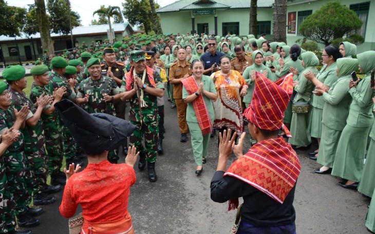 Danrem 023/KS Kolonel Inf Jansen P Nainggolan disambut tarian adat saat mengunjungi Kodim 0205/TK, Senin (9/12)