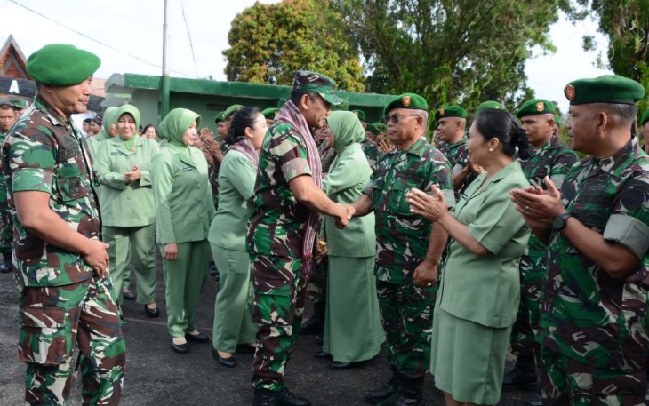 Danrem 023/KS Kolonel Inf Jansen P Nainggolan disambut prajurit Kodim 0210/TU