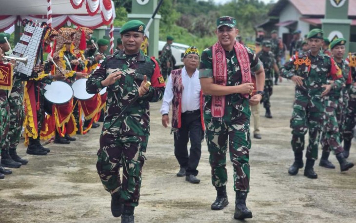Dansatgas Yonzipur 5/ABW Letkol Czi Shobirin Setio Utomo menyambut kedatangan Pangdam V Brawijaya Mayjen TNI Rudi Saladin di Makotis, Jum'at (13/12)
