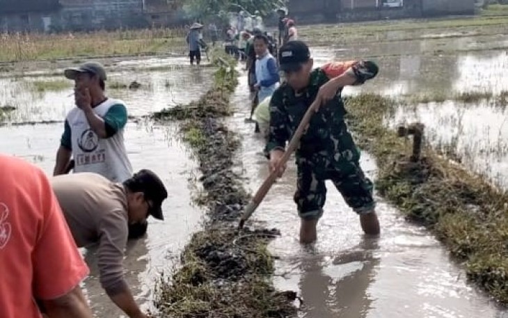Gotong-royong bantu warga pulihkan saluran air