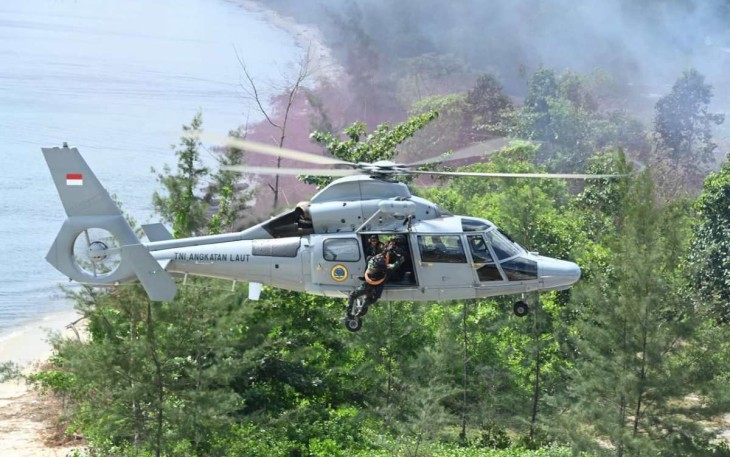Pendaratan pasukan khusus TNI AL di Dabo Singkep, Kepulauan Riau, Sabtu (14/12)