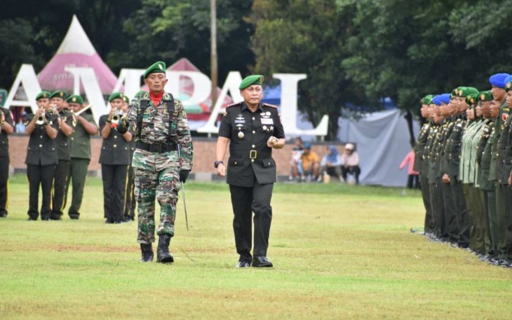 Danrem 083/BDJ Kolonel Inf Setyo Wibowo saat pengecekan pasukan upacara hari Juang TNI AD, Minggu (15/12)
