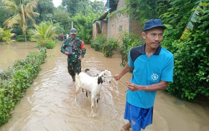 Bantu evakuasi hewan ternak warga binaan