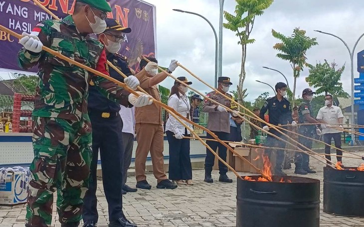 Dansatgas Yonzipur 5/ABW Letkol Czi Shobirin Setio Utomo saat pemusnahan barang bukti di halaman kantor Bea Cukai Badau, Senin (16/12)