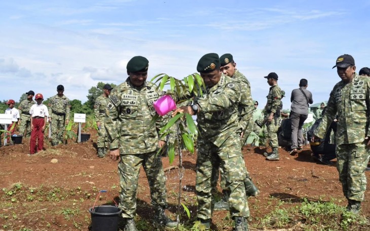 Pangkostrad Letjen TNI Mohamad Hasan saat tanaman pohon di Mako Divif 3 Kostrad, Gowa, Senin (16/12)