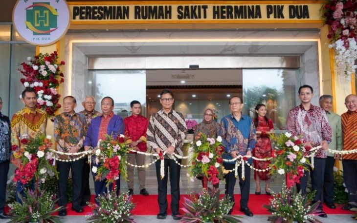Menkes Budi Gunadi Sadikin mengguting pita peresmian RS Hermina PIK 2 di Kabupaten Tangerang, Banten, Selasa (17/2)