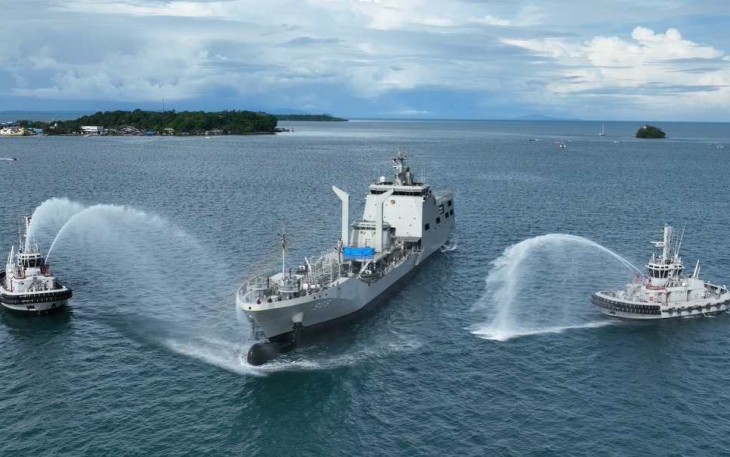 Tradisi penyambutan armada masuk jajaran Koarmada III Sorong, KRI Balongan-908, Selasa (17/12)