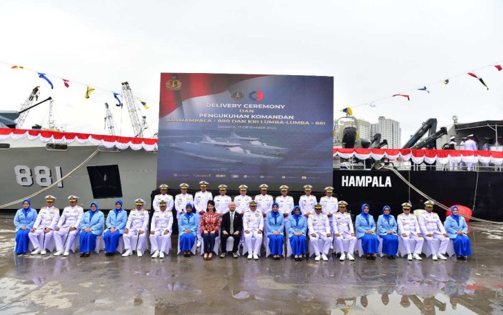 Pangkoarmada III Laksda TNI Hersan foto bersama dalam penyerahan KRI Hampala-880 di Jakarta 