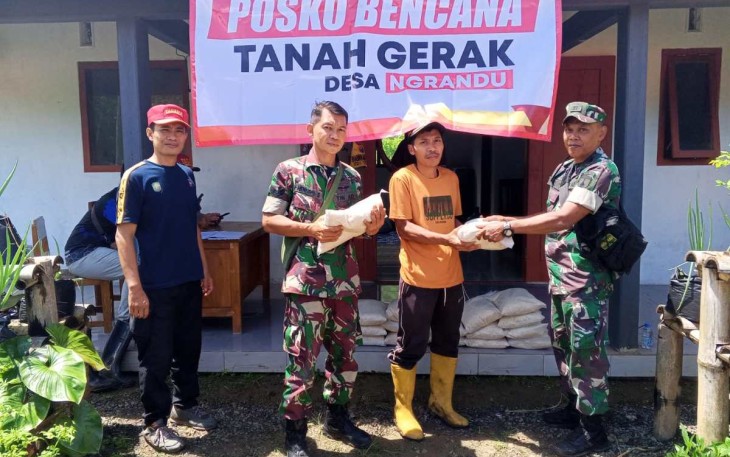 Penyaluran bantuan korban bencana di wilayah desa binaan