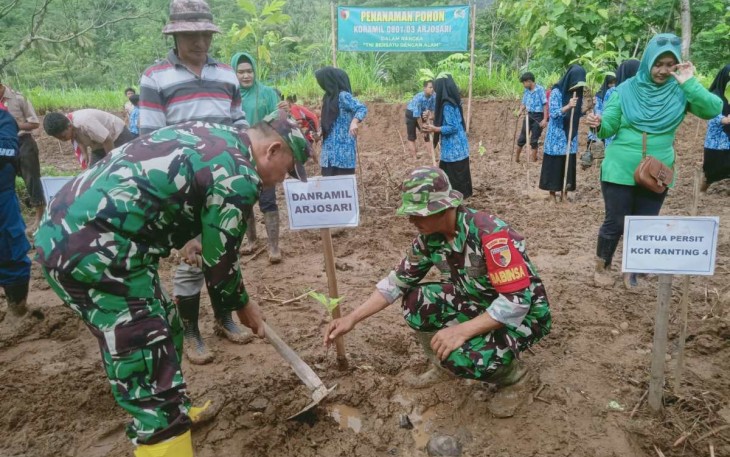 Penanaman pohon di wilayah desa binaan