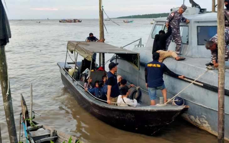 PMI Non Prosedural saat diamankan prajurit TNI AL