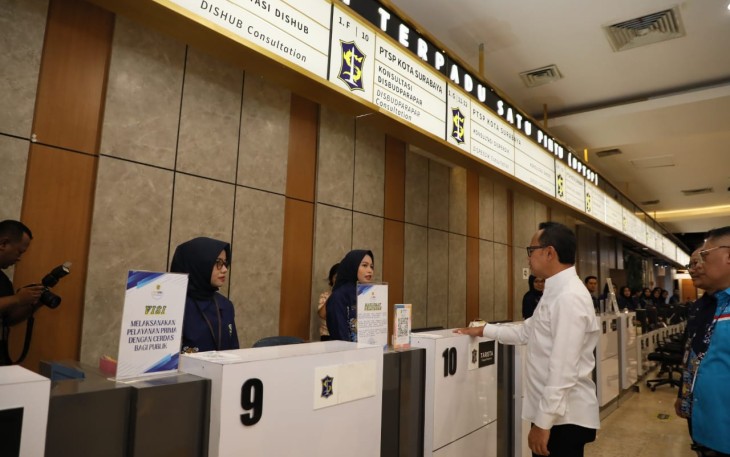Wamendagri Bima Arya saat meninjau MPP Kota Surabaya, Jum'at (20/12)