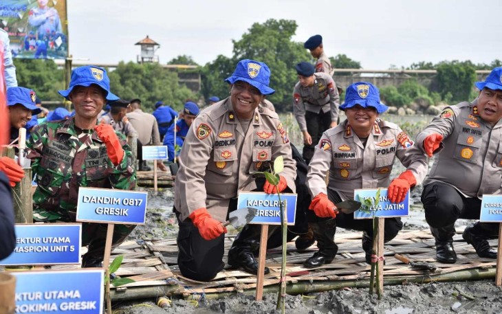 Penanaman mangrove Ditpolarud Polda Jatim 