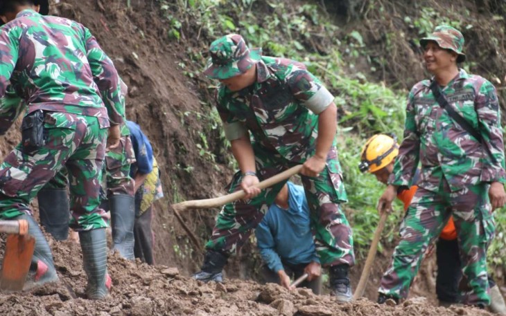 Kapenrem 081/DSJ Mayor Cpl H Eko Sudarto bantu evakuasi material pasca bencana alam di Ponorogo, Sabtu (21/12)