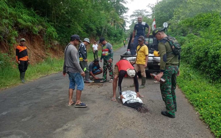 Perbaiki jalan berlubang di wilayah desa binaan 