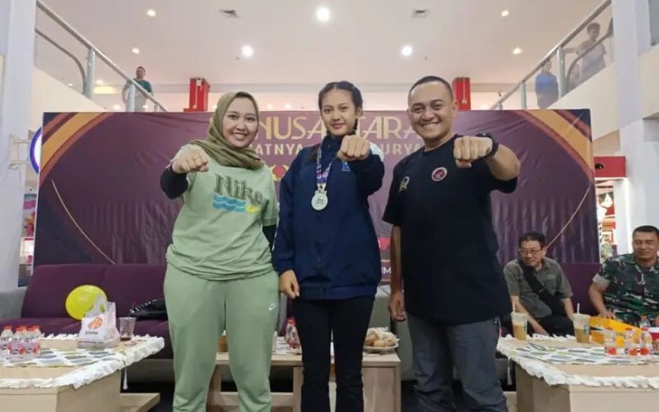 Dandim 0833/Kota Malang Letkol Arm Aris Gunawan saat foto bersama juara turnamen IBCA MMA Piala Dandim 0833, Minggu (22/12)