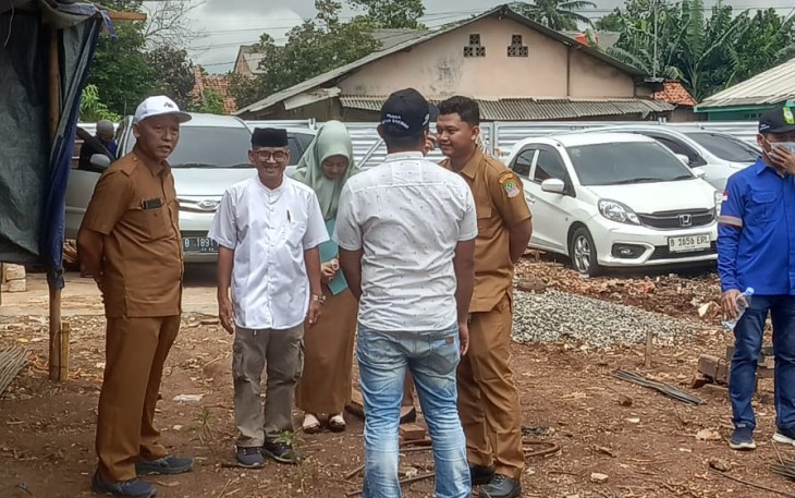 H Zarkasih Hasan (kemeja putih) saatenerima pemaparan progres pembangunan komplek pelatihan DDII di desa Cibuntu, Kecamatan Cibitung, Kabupaten Bekasi, Senin (23/12)