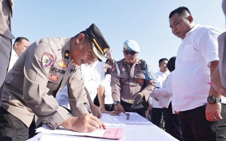 Pengecekan senpi dan amunisi anggota di mapolda Jatim, Surabaya, Senin (23/12)