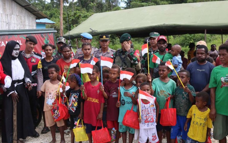 Pembagian kado natal untuk anak-anak di kampung Kumurkek, Senin (23/12)