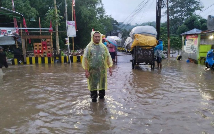 Babinsa Kedungkandang Peltu Suhartadi bantu evakuasi warga terdampak banjir di wilayah Lesanpuro, Selasa (24/12)