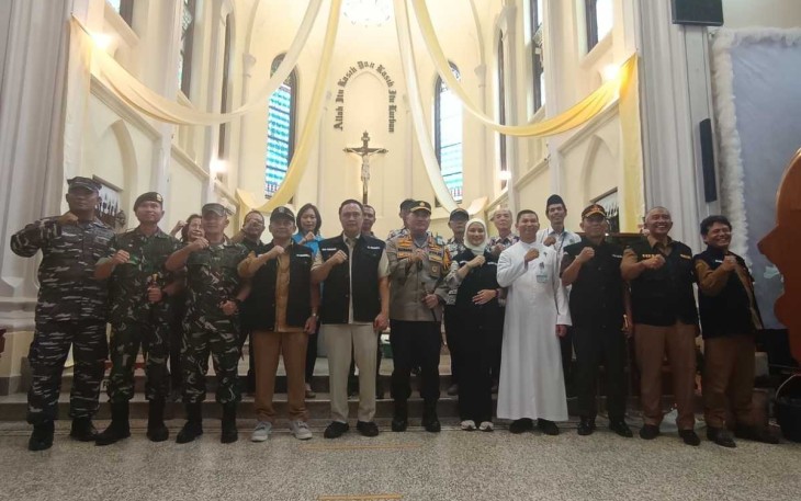 Dandim 0833/Kota Malang Letkol Arm Aris Gunawan bersama Forkopimda dalam pemantauan keamanan ibadah Natal, Selasa (24/12)