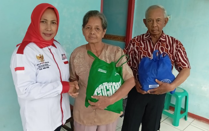 Bendahara JPKPN Depok Srimulyani memberikan bingkisan sembako Natal, Rabu (25/12)