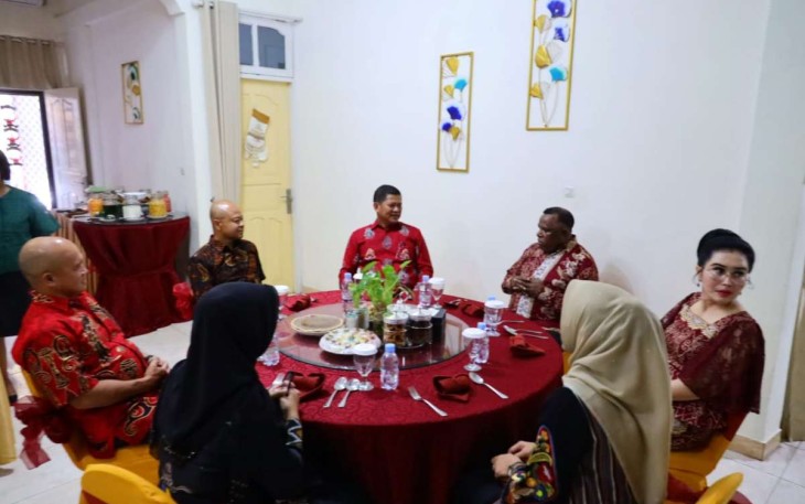Pangkoarmada III Laksda TNI Hersan mengunjungi kediaman pejabat merayakan natal, Rabu (25/12)