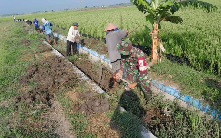 Pembersihan saluran air di wilayah binaan