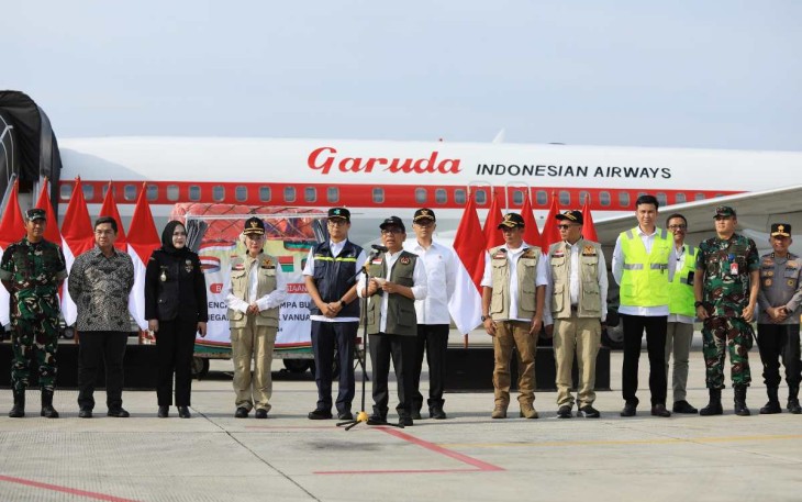 Menteri Koordinator Pembangunan Manusia dan Kebudayaan (Menko PMK) Pratikno saat memberikan sambutan dan arahan pada pelepasan simbolis bantuan kemanusiaan RI yang akan di kirim Vanuatu pada Jumat, (27/12) di Lapangan Udara Halim Perdana Kusuma.