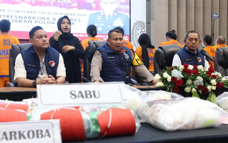 Kabid Humas Polda Jatim Kombes Dirmanto saat memberikan keterangan pers, Senin (30/12)