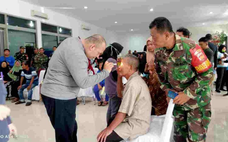 Serka Sartono mendampingi warganya dalam screening katarak 