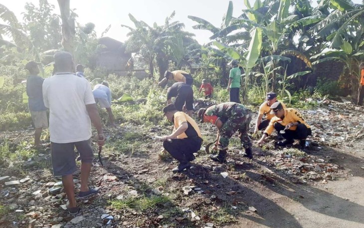 Bersihkan lingkungan bersama warga binaan