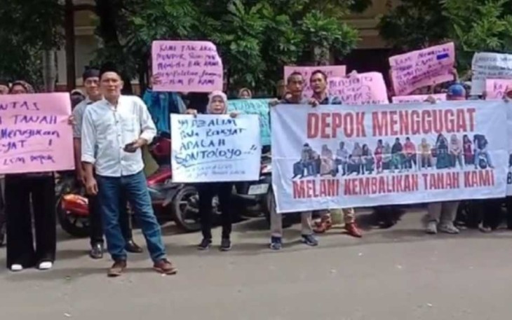 Warga Krukut dan Limo saat demo di Pengadilan Negeri Depok, Rabu (6/3)