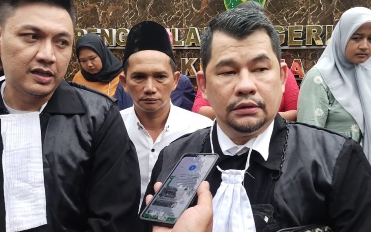 Tim Kuasa Hukum Madamir Cs, R Supramono SH memberikan keterangan usai hasil putusan majelis hakim PN Depok, Rabu (6/3)