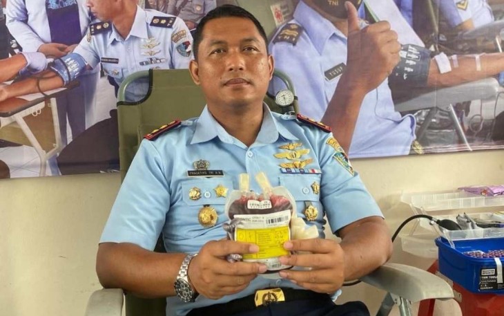 Dansatrad 214 Tegal Letkol Lek Prasetiyo Tri Adi Nugroho saat donor darah, Kamis (7/3)