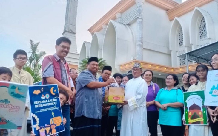 Umat Gereja Katolik Hati Kudus Yesus Sukoharjo Berbagi Takjil 