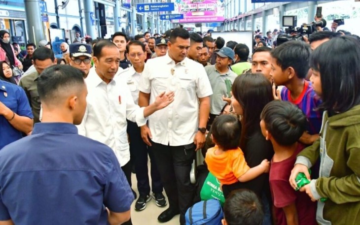 Presiden Joko Widodo saat berbincang dengan pemudik di stasiun Pasar Senen Jakarta, Senin (8/4)