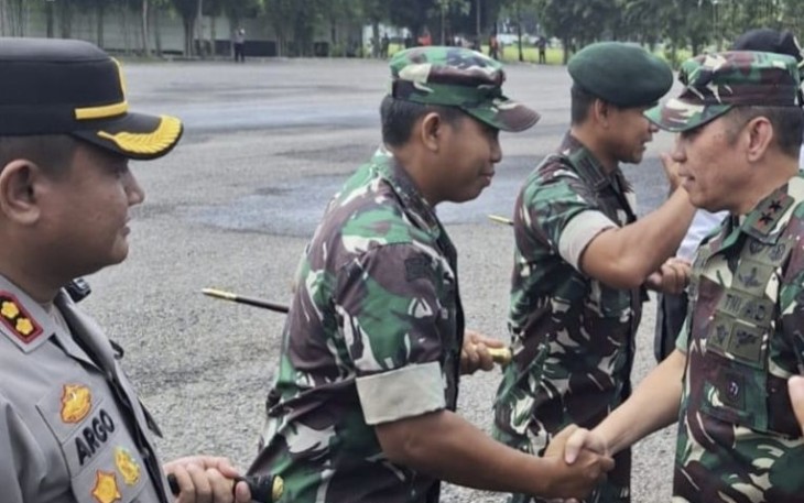 Dandim 0805/Ngawi Letkol Arm Didik Kurniawan saat menyambut Pangdam V Brawijaya, Senin (8/4)