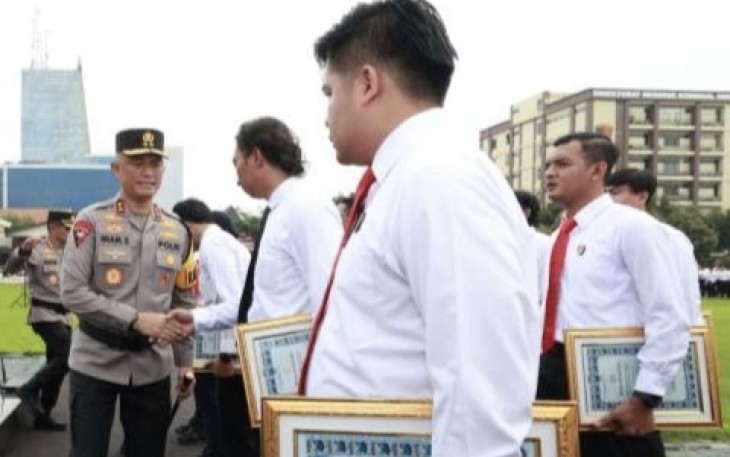 Kapolda Jatim Irjen Pol Imam Sugianto memberikan penghargaan anggotanya yang berprestasi, Rabu (17/4)