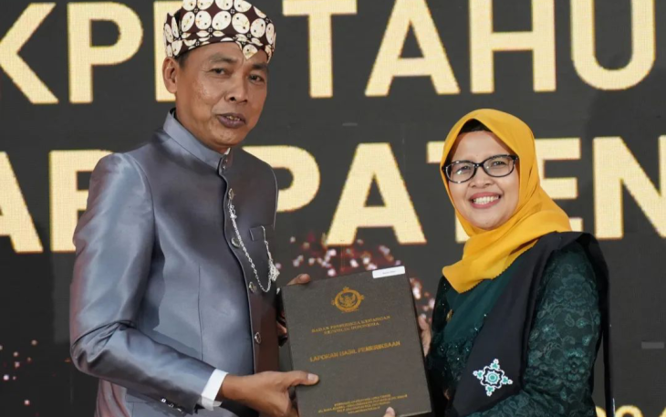 Bupati Blitar Rini Syarifah Mewakili Pemkab Blitar Terima Opini WTP dari BPK RI Perwakilan Jawa Timur