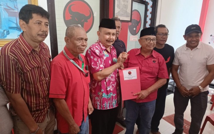 Adi Andaka (tiga dari kiri) Serahkan Berkas Kelengkapan Formulir Pendaftaran Bakal Calon Wakil Bupati Blitar ke Ketua DPC PDIP Kabupaten Blitar Rijanto.